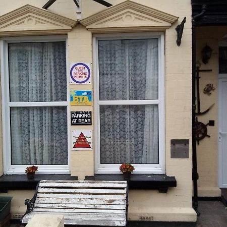 Puffin Holiday Apartments Бринлингтон Экстерьер фото