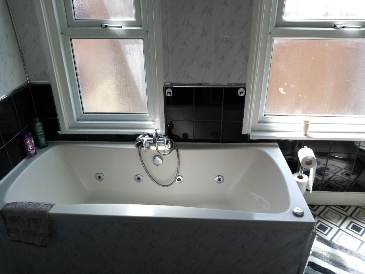 Puffin Holiday Apartments Бринлингтон Экстерьер фото